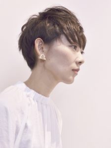 人気のウルフ風ショート×ベージュカラーでトレンドヘアに！