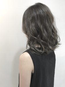 ダークグレージュ セミディでオフィスでも浮かないお洒落ヘアに